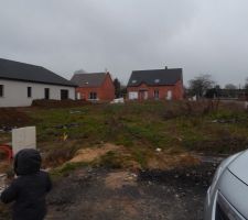 Notre terrain. La maison sera en limite de propriété sur ce côté. on verra quand ils auront creusé. La photo date de février et ça a bien changé depuis car ils ont entamé les travaux de voirie depuis...