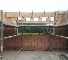 Fen&ecirc;tre du salon : en pr&eacute;paration pour le coffre de volet roulant int&eacute;gr&eacute; &agrave; la ma&ccedil;onnerie.