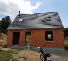 Pose des tuiles vue de la façade avant.
Pose des veux des 2 chambres à l'étage.