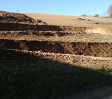 Vue sur la maxi voie d'accès au premier et second plan... 2 fois plus longue que sur le plan masse du PC...
Enfin, il faut bien monter les camions et les matériaux de construction.
On verra comment on remet en forme tout ça à la fin du chantier.
Au loin, dans la montagne ;-) on voit le trou de la maison.