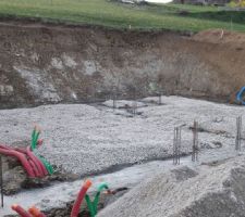 Les fondations coul&eacute;es et la couche de graviers en place.
On voit les fourreaux en attente pour l'&eacute;lectricit&eacute;, le t&eacute;l&eacute;phone et l'eau.