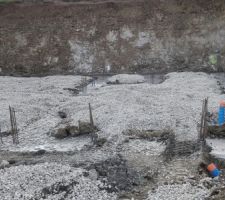 Les fondations coul&eacute;es et la couche de graviers en place.
On voit les fourreaux en attente pour l'&eacute;lectricit&eacute;, le t&eacute;l&eacute;phone et l'eau.
Les r&eacute;seaux d'eaux us&eacute;es ne sont pas encore pos&eacute;s.