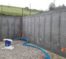 Mise en place des banches et murs béton armé coulés en place pour le sous-sol.