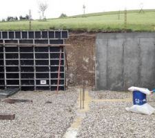 Mise en place des banches et murs béton armé coulés en place pour le sous-sol.