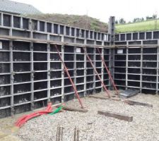 Mise en place des banches et murs béton armé coulés en place pour le sous-sol.