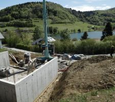 Vue des murs banchés en surplomb. Quel endroit détestable :-D