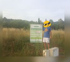 Premier jour pour le panneau du permis de construire mise en place par Villa Prisme