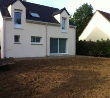 Nettoyage terrain après pose du puisard avec une petit terrasse réaliser par mon terrassier avec un lit de grave ciment en attendant que le terrains tasse pour avoir une terrasse définitive