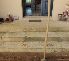 Pose du caniveau, avant de faire l'escalier et l'all&eacute;e