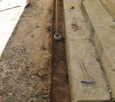 Pose du caniveau, avant de faire l'escalier et l'all&eacute;e