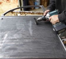 Décapage d'une porte au décapex et à la brosse métallique