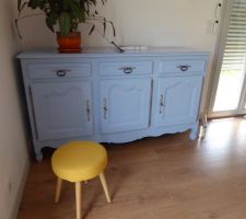 Chez ma fille, buffet repeint au pistolet ( en réalité il est moins bleu " layette " )