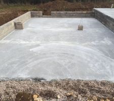 Dalle coul&eacute;e et ce pilier toujours non perpendiculaire malgr&eacute;s nos mails aux conducteur de travaux. En effet, lui n'avait pas remarqu&eacute;...