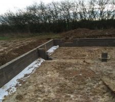 Fondations avec sur la gauche le pilier porteur dans notre garage qui deviendra par la suite un des points majeurs de la liste de nos malfa&ccedil;ons.
On peut d&eacute;j&agrave; voir la non perpendicularit&eacute;.