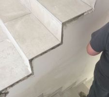 Escaliers non terminés mais le conducteur de travaux s'étonne que nous refusions la remise des clés.