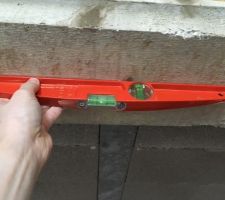 Les murs ne sont pas de niveaux et Claude Rizzon dit que c'est notre pb car nous avons accepté la maison! On s'attendait à mieux!