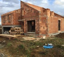 Malgrés les problèmes de maçonnerie et nos remarques, la maison monte chaque jour et les briques s'empilent sur les défauts. A ce stade la confiance est perdue et nous envisageons d'arrêter le chantier avec ce constructeur.