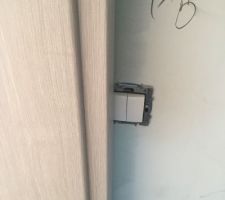 Interrupteur caché derrière l'encadrement de porte mais le conducteur de travaux n'avait encore une fois pas vu ce pb.