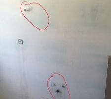 Alignement entre le point lumineux qui doit se situer au dessus de la vasque??
Encore une fois, non constaté par notre super conducteur de travaux.