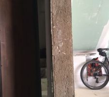 Mur porteur du garage non perpendiculaire au sol (signalé depuis le début du chantier) et cela importe peu notre constructeur qui ne souhaite apporter aucune solution / dédommagement