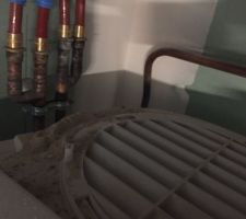 Le plafond du garage qui s'écroule sur notre ballon d'eau chaude.
Claude Rizzon dit que c'est notre pb car nous avons accepté la maison!
