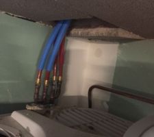 Le plafond du garage qui s'écroule sur notre ballon d'eau chaude.
Claude Rizzon dit que c'est notre pb car nous avons accepté la maison!