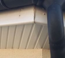 Défaut dans les débords de toiture. Claude Rizzon n'intervient pas malgrés nos courriers.