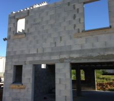 Pose des appuis de fen&ecirc;tre pr&eacute;fabriqu&eacute; b&eacute;ton