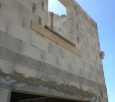 Pose des appuis de fen&ecirc;tre pr&eacute;fabriqu&eacute; b&eacute;ton