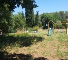 Portique bois pour enfants installé et fixé par pieux.