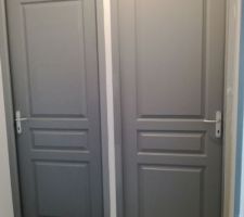 Porte du palier de l'étage en gris gallet