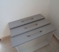 Des tiroirs de bureau, équipés de leur poignée