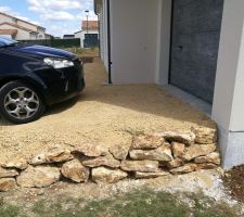 09 Juin : VRD : Pas de mur de soutènement mais une solution palliative par le terrasier !