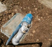 09 Juin : Mauvaise surprise, le robinet de chantier est cassé. Nous sommes obligés de nous balader avec notre pince dans la poche..!