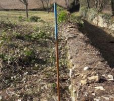 Vue &agrave; l'aplomb du mur de sout&egrave;nement bordant l'emprise de la maison