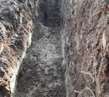 Tranch&eacute;e pour assise de fondation le long du mur de sout&egrave;nement