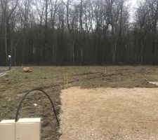 Voici notre terrain en janvier 2017. C'est juste après avoir réservé le terrain (et versé un acompte)
Aujourd'hui le terrain est dans le même état mais avec des herbes qui montent jusqu'a la taille :-)
Le terrain est limité par le bornage jaune.