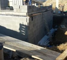 Sous sol avec parpaings pour éviter le contact de la terre avec le beton banché