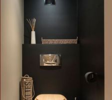 Peinture noire et beige dans les wc, détails bois clair et acier