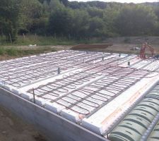 Pose des tuyaux pour le chauffage au sol. 6 Zones (1 SDB / 1 CH / 4 salon-séjour)