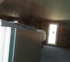 Plafond installé + commencement de l'isolation de la maison. 
(Desolee pour la qualité, mais nous sommes à la porte... )