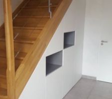 Aménagement prévu sous escalier avec 2 niches