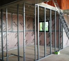 Pose de la membrane Isover Opt'Air (étanchéité à l'air) et début du raillage au RDC