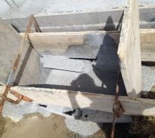 Support pompe à chaleur en sale état après avoir été coulé pendant l'orage.