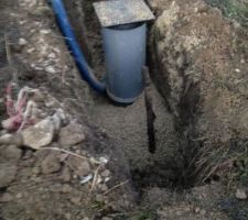 Regard d'eau usée. La profondeur était importante pour nous car le terrain est en dessous du réseau et nous avons relevé un peu la maison pour obtenir de la pente.