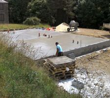 ça y est le vide sanitaire est fait et la dalle a été coulée hier !