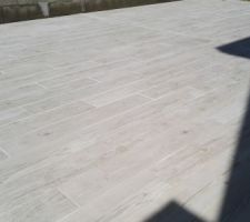 Et voilà le carrelage est posé sur la terrasse on va enfin en profiter... on aura mis 3 ans !!! Il nous reste les plaquettes de parement à poser sur le muret :-)
