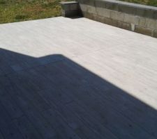 Et voilà le carrelage est posé sur la terrasse on va enfin en profiter... on aura mis 3 ans !!! Il nous reste les plaquettes de parement à poser sur le muret :-)