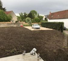 Terrain en cour de pr&eacute;paration avant r&acirc;telage