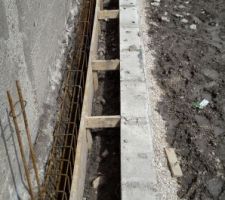 Arment support mur contre le muret voisin